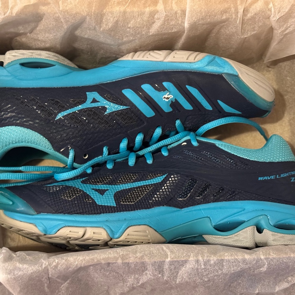 Women's US9 Mizuno Volleyball Court Shoes - - Picture 7 of 8